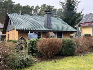 Una casa con techo y chimenea. en Dat Seehuus, en Rheinsberg