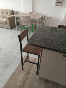 - une salle à manger avec une table et des chaises dans l'établissement Residence de la plage, à Port El-Kantaoui
