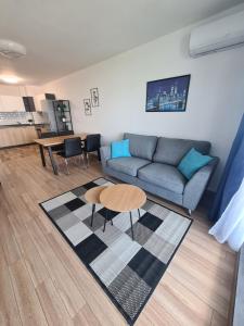 sala de estar con sofá y mesa en Sky flats Varna with parking en Varna