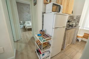 uma cozinha com um frigorífico branco e comida no interior em Casa Vacanze Decumano 18 em Nápoles