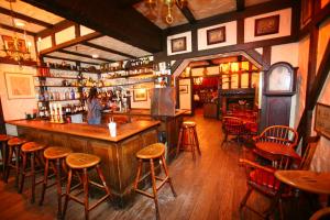 een bar met houten tafels en stoelen in een pub bij Hotel Amari in San Francisco