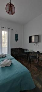 een slaapkamer met een blauw bed met 2 handdoeken erop bij Enalia Studio in Korissia