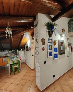 カターニアにあるLa mansarda di Ninniのキッチン、テーブル(壁に植物付)が備わります。