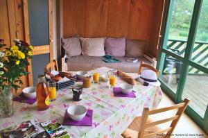 einen Tisch mit Essen und Orangensaft darauf in der Unterkunft Chalet Park Jouillat 