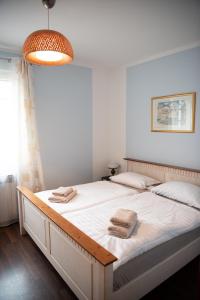 ein Schlafzimmer mit einem großen Bett mit zwei Handtüchern darauf in der Unterkunft Appartements Clementina in Premantura