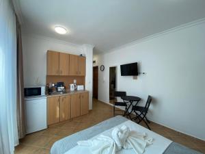 sypialnia z łóżkiem oraz kuchnia ze stołem w obiekcie AMADEUS XV 44 Studio Sunny Beach Centum w Słonecznym Brzegu