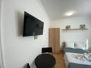 een kamer met 2 bedden en een flatscreen-tv bij AMADEUS XV 44 Studio Sunny Beach Centum in Sunny Beach