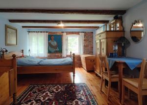 ein Schlafzimmer mit einem Bett und einem Tisch darin in der Unterkunft Lusatia Farm in Leśna