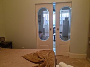 una camera con un letto e due specchi di Casa Anjos a Coimbra