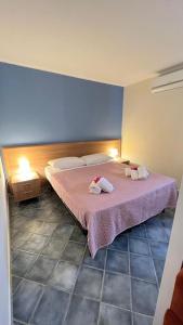 a bedroom with a bed with two towels on it at Villa Dacla in Lampedusa