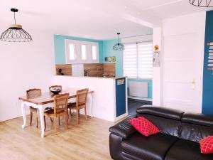 un soggiorno con tavolo e cucina di Maison proche du bourg de Crozon et des plages de Morgat a Crozon Altre 38 foto