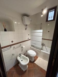 ein Badezimmer mit einem WC, einer Badewanne und einem Waschbecken in der Unterkunft Sun Garden Home in Somma Vesuviana
