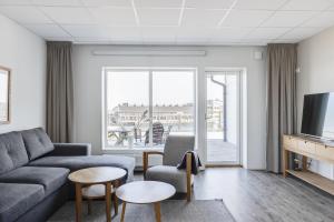 TV a/nebo společenská místnost v ubytování Hotell Hamnen