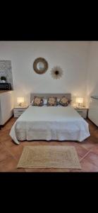 1 dormitorio con 1 cama grande y espejo en la pared en Giardino Moreno, en Palermo