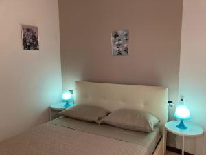 A bed or beds in a room at BELLISSIMO BILOCALE RESIDENCE SKY PARADISE MT.1400 MONTE PORA