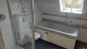 a bathroom with a toilet and a shower and a sink at Hühnerhof-Röhrs in Schneverdingen