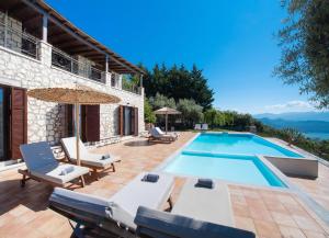 een villa met een zwembad en een huis bij Anemones Villas by Omikron Selections in Spanokhórion