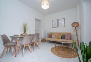 ein Wohnzimmer mit einem Tisch und einem Sofa in der Unterkunft Casa D' Amore in Zakynthos