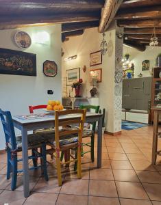 een eetkamer met een tafel en stoelen en een keuken bij La mansarda di Ninni in Catania