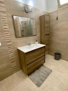 un baño con lavabo y espejo en La Fenice - Mosaic Home, en Trapani 36 fotos más