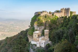 un castillo en la ladera de una montaña en La Fenice - Mosaic Home, en Trapani