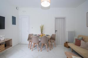 ein Wohnzimmer mit einem Tisch, Stühlen und einem Sofa in der Unterkunft Casa D' Amore in Zakynthos