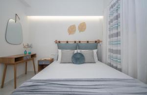 ザキントスにあるCasa D' Amoreのベッドルーム1室(大型ベッド1台、青い毛布付)