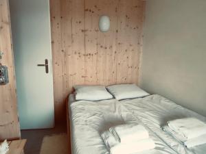 A bed or beds in a room at Chalet im Gus - Flumserberge & Walensee