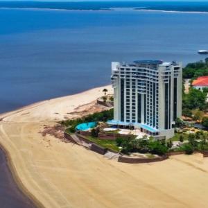 een luchtzicht op een hotel op het strand bij Apartamento no tropical executive hotel com varanda, 1 cama de casal e 2 camas de solteiro in Manaus