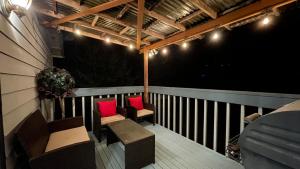 uma varanda com 2 cadeiras, uma mesa e luzes em Spacious, Cheerful, Modern Home 5 BR, 3BA, 2KIT em Shoreline