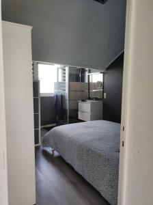 - une chambre avec un lit et un lavabo dans l'établissement Escale, à Liège