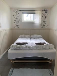 ein großes Bett in einem Schlafzimmer mit Fenster in der Unterkunft Overnatting på Leknes in Leknes