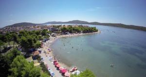 een strand met een stel mensen in het water bij Suite4you in Pirovac