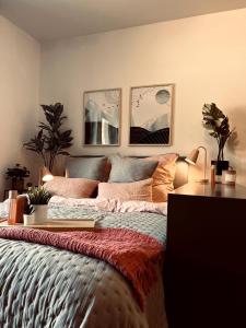 Un dormitorio con una cama con un libro. en Hübsches Design Apartment mit Parkplatz im Zentrum von Königstein en Königstein an der Elbe