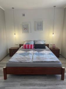Posteľ alebo postele v izbe v ubytovaní Uroczy apartament w ścisłym centrum Giżycka