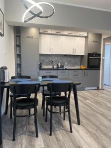 Kuchyňa alebo kuchynka v ubytovaní Uroczy apartament w ścisłym centrum Giżycka