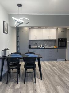 Kuchyňa alebo kuchynka v ubytovaní Uroczy apartament w ścisłym centrum Giżycka