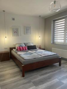 Posteľ alebo postele v izbe v ubytovaní Uroczy apartament w ścisłym centrum Giżycka