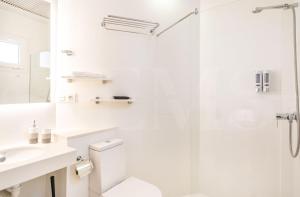 Kúpeľňa v ubytovaní Spacious apartment by Picasso Museum by REMS