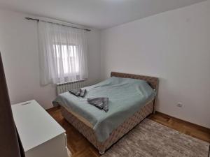 a small bedroom with a bed and a window at Noa in Ledine