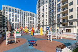 een speeltuin in het midden van een stad met hoge gebouwen bij Korkem 4-313 Триумфальная Арка in Taldykolʼ