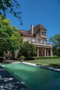 una casa con piscina frente a ella en Casa Villa Julia en Tigre