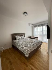 1 dormitorio con 1 cama y TV en Leo Lux 2, en Niš