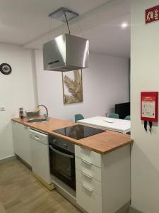 una cucina con lavello e fornello di Casa dos Arcos a Vila do Conde
