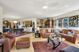 - un salon avec un canapé et une table dans l'établissement Sunlit Hills Art and Views, 3 Bedrooms, Sleeps 6, Hot Tub, Volleyball, WiFi, à Santa Fe