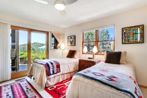 - 2 lits dans une chambre avec fenêtre dans l'établissement Sunlit Hills Art and Views, 3 Bedrooms, Sleeps 6, Hot Tub, Volleyball, WiFi, à Santa Fe