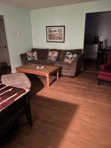 sala de estar con sofá y mesa de centro en Boat House Ground Floor #2 - 1 BR WaterFront, Wifi apts, en Norfolk