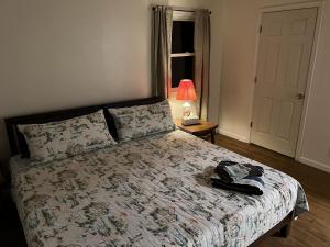 1 dormitorio con 1 cama con sombrero y lámpara en Boat House Ground Floor #2 - 1 BR WaterFront, Wifi apts, en Norfolk