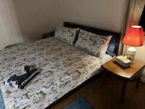 1 dormitorio con 1 cama y 1 mesa con lámpara en Boat House Ground Floor #2 - 1 BR WaterFront, Wifi apts, en Norfolk