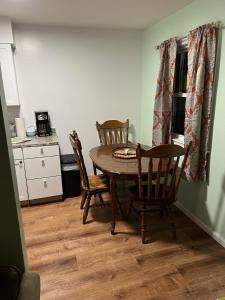 cocina con mesa y sillas en una habitación en Boat House Ground Floor #2 - 1 BR WaterFront, Wifi apts, en Norfolk